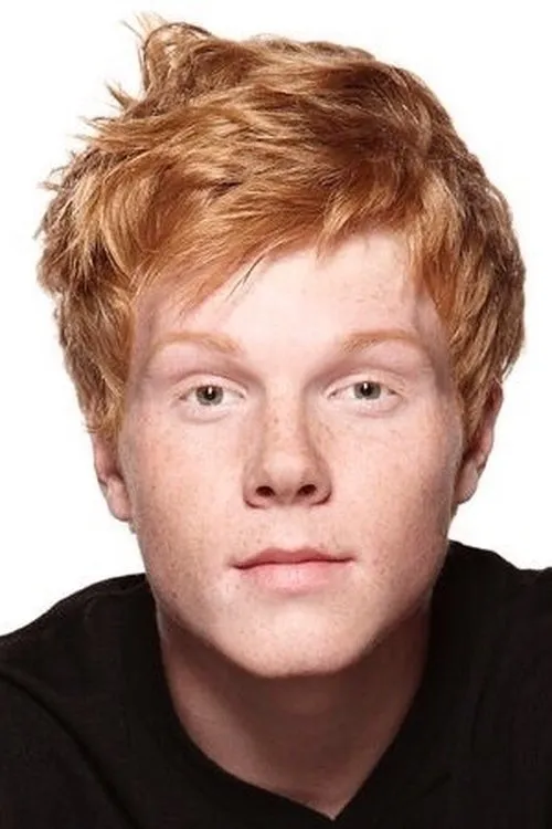 Adam Hicks interpretando a Wen