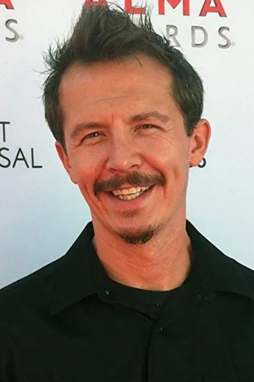 Adam Jones interpretando a Officer Keith Horchens