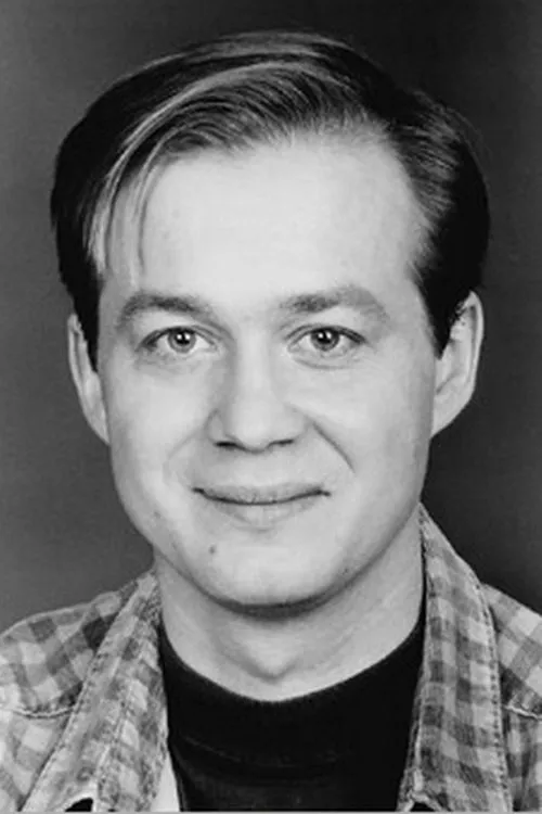 Adam Kamień interpretando a Grzegorz, szef 