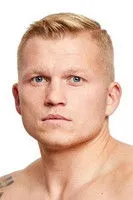 Adam Kolarik interpretando a Self