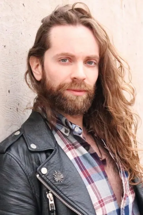 Adam Michaels interpretando a Micky