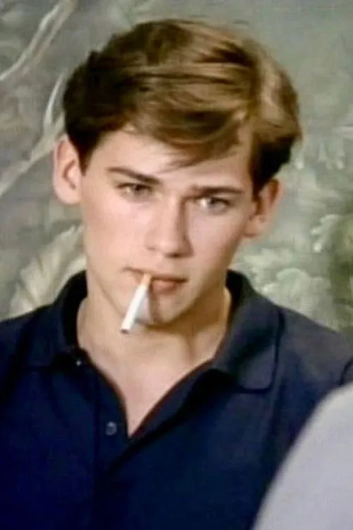 Adam Nathan interpretando a Grisha