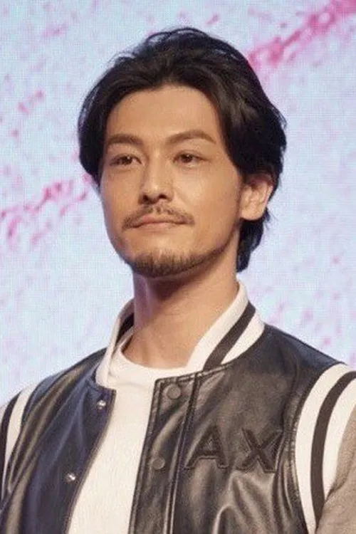 Adam Pak Tin-Nam interpretando a Mr Bao