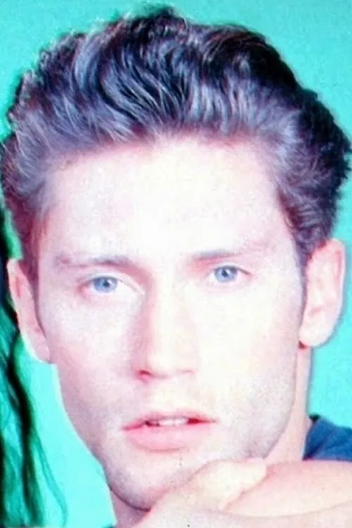 Adam Perry interpretando a Dancer/Guitarist