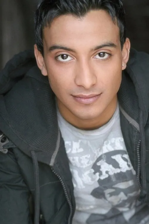 Adam Poss interpretando a Amir