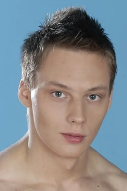 Adam Ross interpretando a 