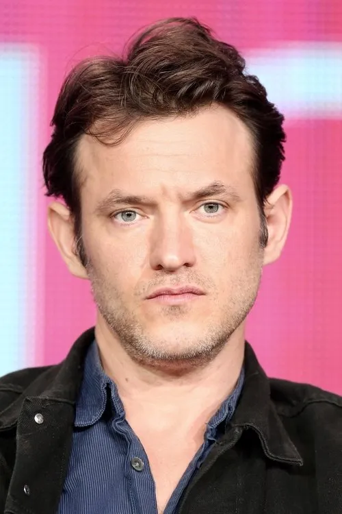 Adam Rothenberg interpretando a Bob Truman