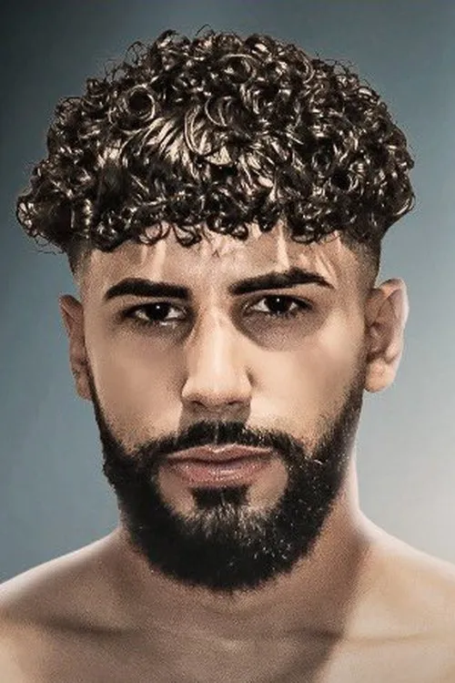Adam Saleh interpretando a Self