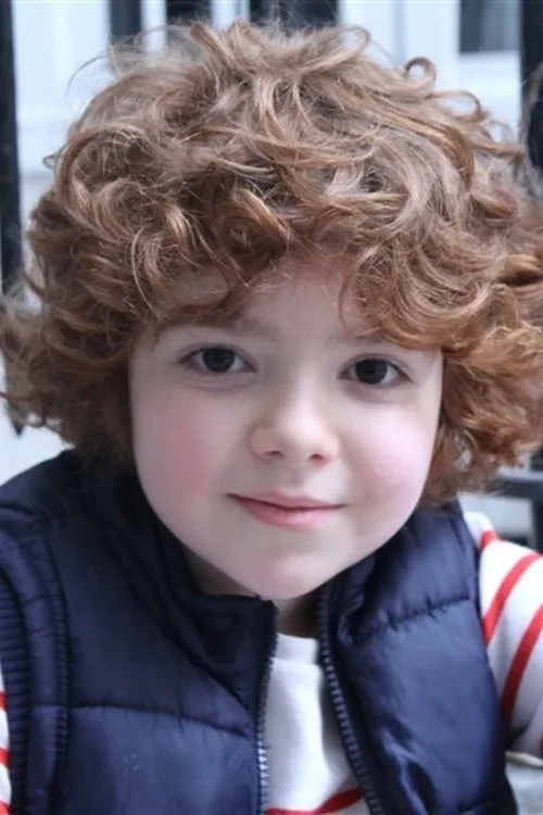 Adam Seddouki interpretando a Marie-Maxime Guiniou