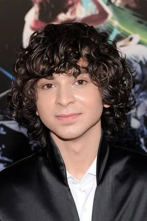 Adam Sevani interpretando a Moose