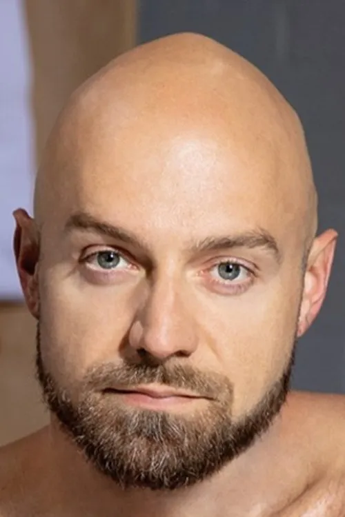 Adam Snow interpretando a 