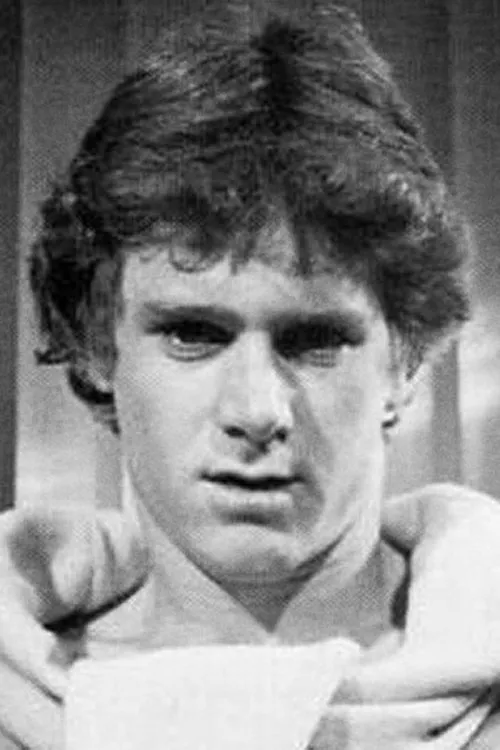 Adam Stuart interpretando a (segment