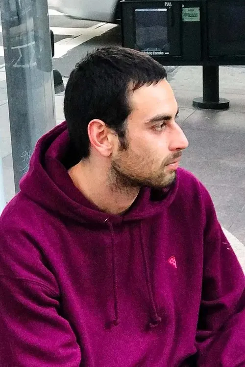 Adam Taylor interpretando a 