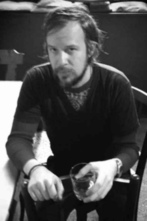 Adam Wiltzie interpretando a Tennis Player 1