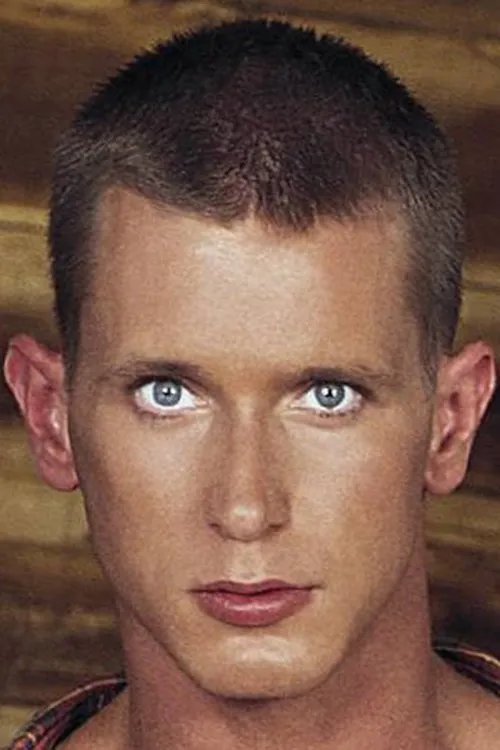 Adam Wolfe interpretando a 