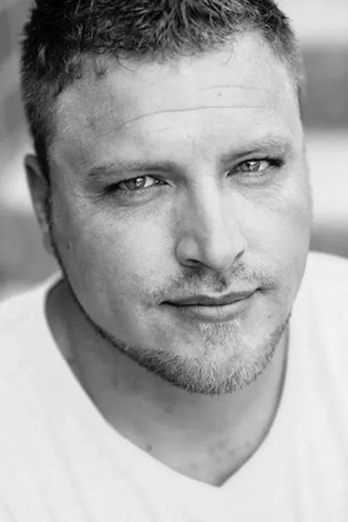 Adam Yoder interpretando a Joshua