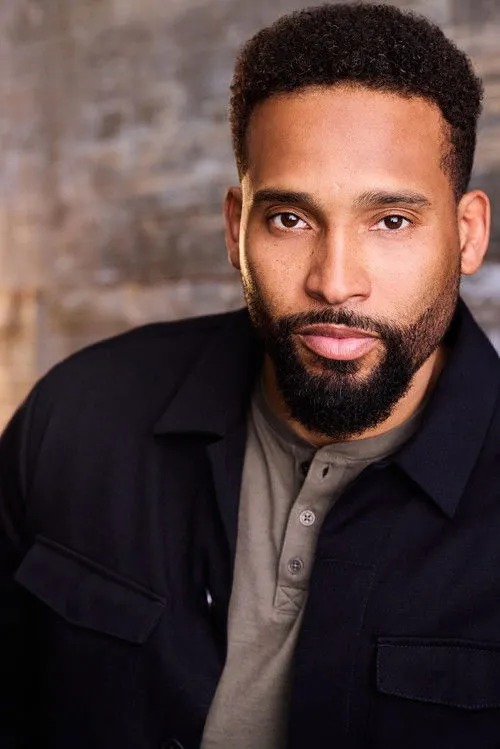 Addison Henderson interpretando a Phog