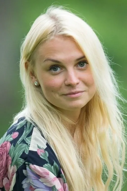 Adeele Jaago interpretando a Katrin