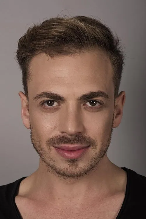 Adem Yılmaz interpretando a Emre