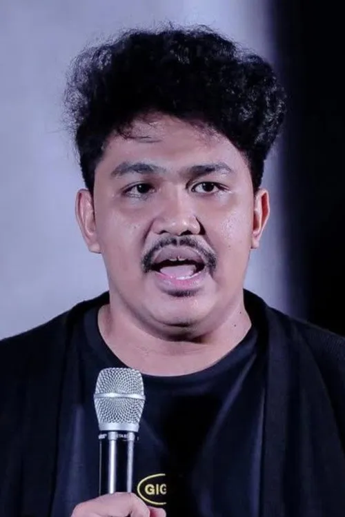 Adi Arkiang interpretando a Ikhsan