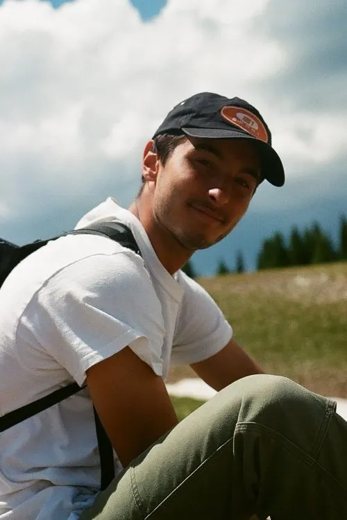 Adi Jahić interpretando a Peter