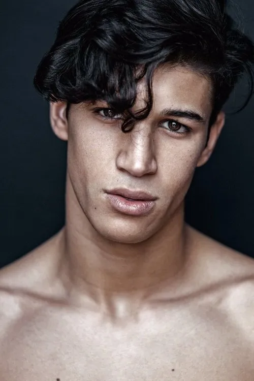 Adil Koukouh interpretando a Ibra