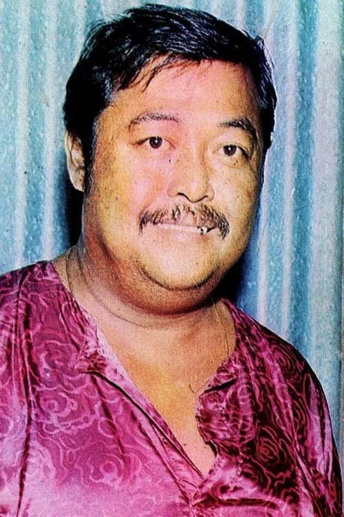 Adinan Singhiran interpretando a 