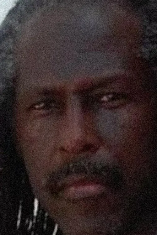 Adisa Anderson interpretando a Eli Peazant