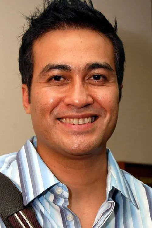 Adjie Pangestu interpretando a Papa Adrian