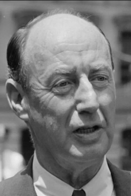 Adlai Stevenson interpretando a Self - U.S Ambassador (1961-1965) to the UN (archive footage)