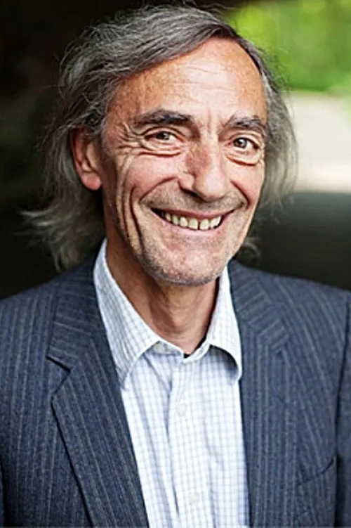 Adolfo Assor interpretando a Kiosk Seller