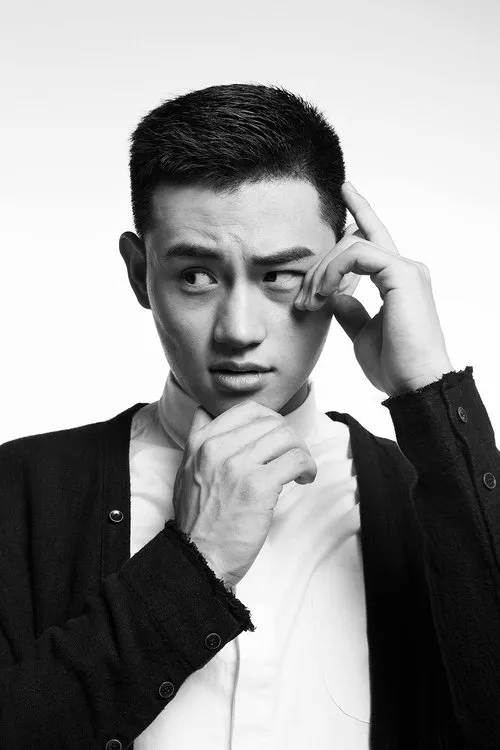 Adonis He interpretando a Hins Gao