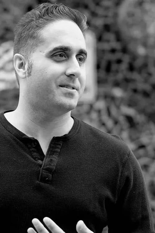 Adri Mehra interpretando a Christoph Schultz