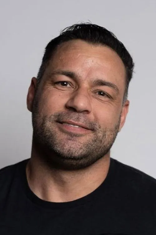 Adriaan Marais interpretando a Klippie