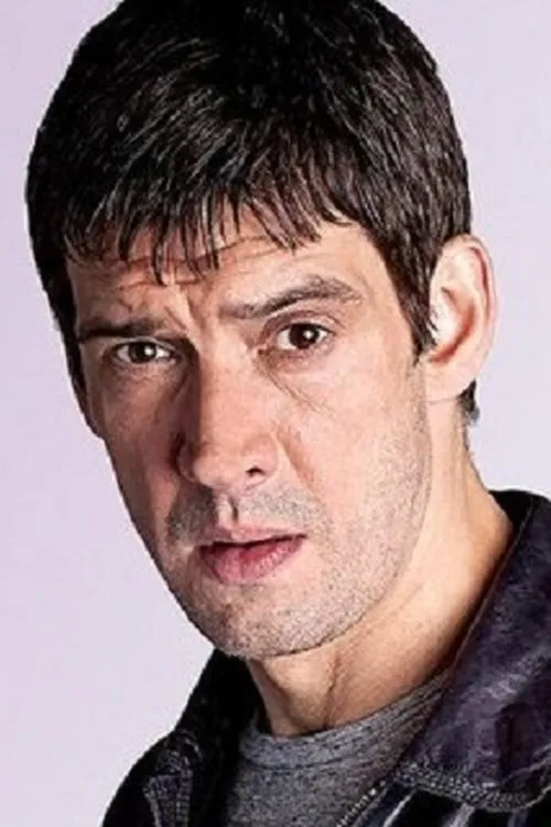 Adrian Bower interpretando a Toby