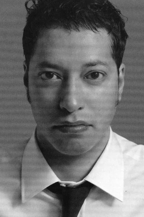 Adrian Oxaal interpretando a Guitar