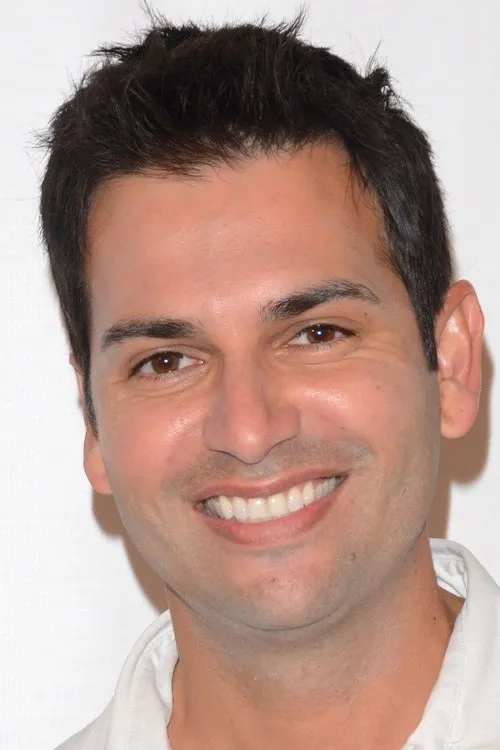 Adrian R'Mante interpretando a Peter Blair