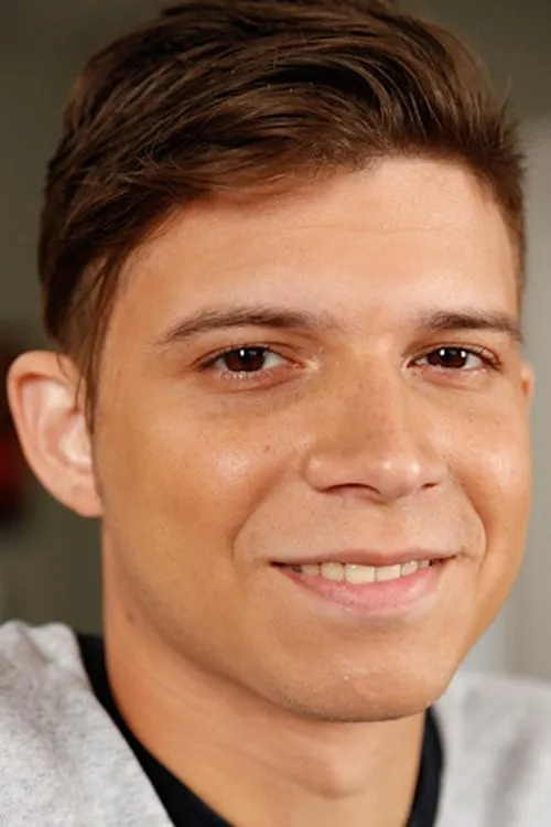 Adrian Rivers interpretando a 