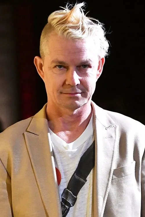 Eric Stefani ha trabajado con Adrian Young en 1 ocasiones