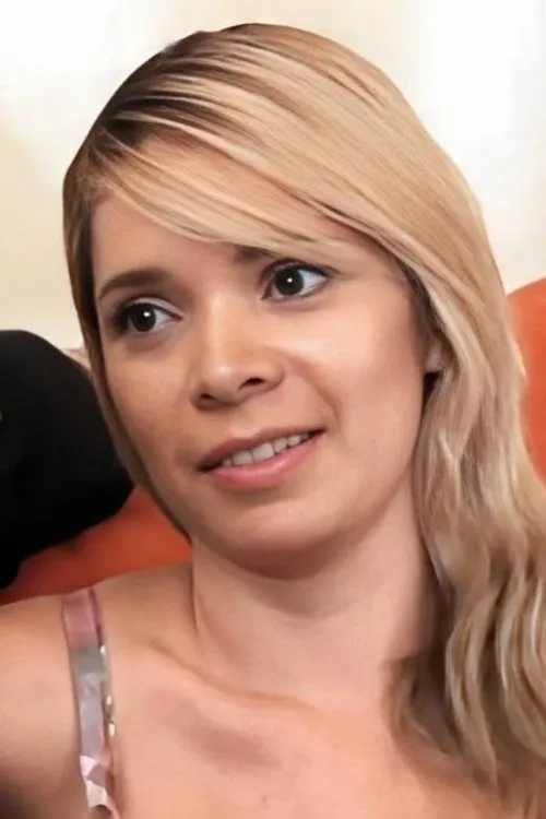 Adrianne Fenix interpretando a Hermana