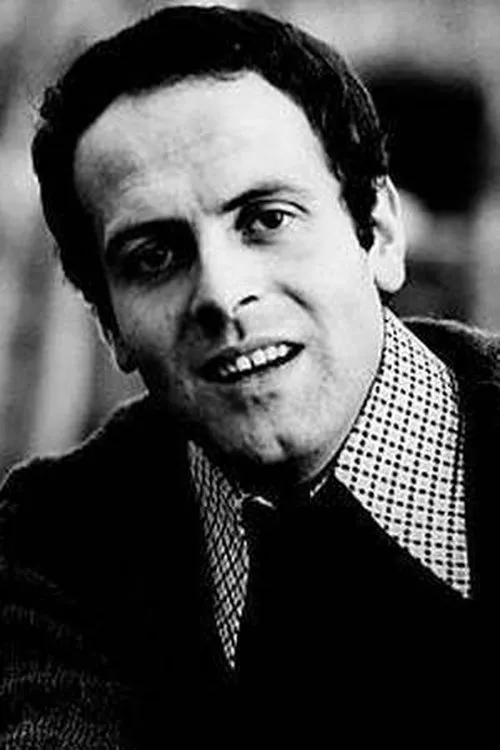 Adriano Amidei Migliano interpretando a Capra-Profiri