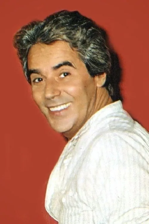 Adriano Reys interpretando a Augusto