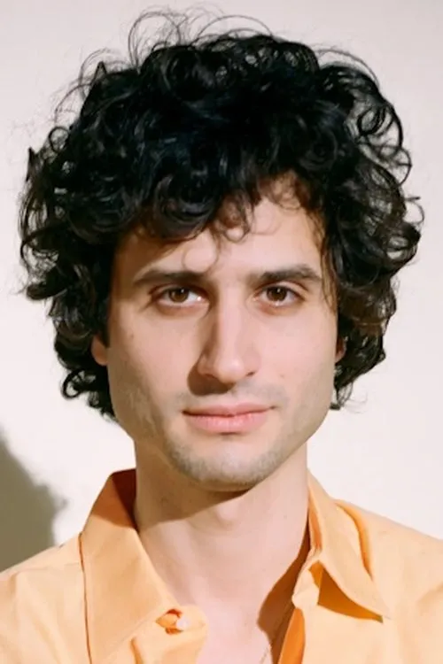 Adrien Gallo interpretando a Migrateur enfant