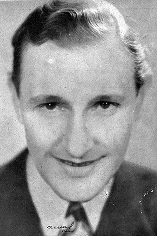 Adrien Lamy interpretando a