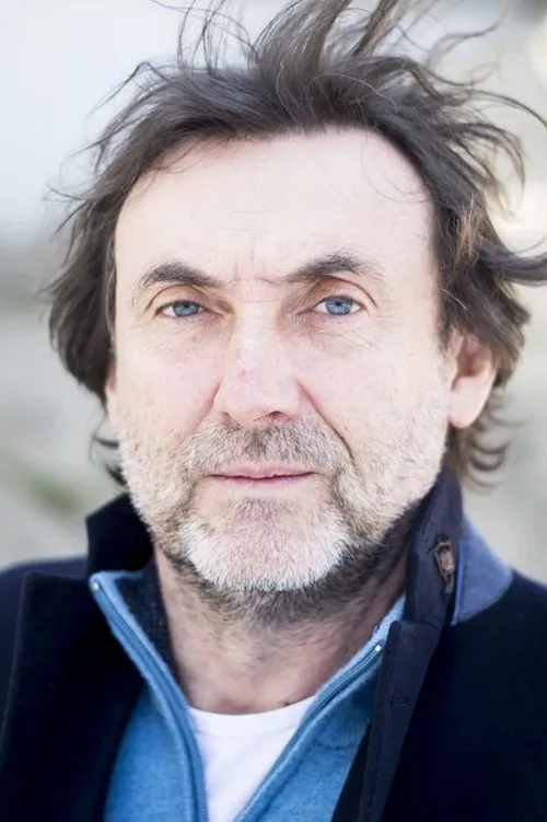 Ady Hajdu interpretando a Boss