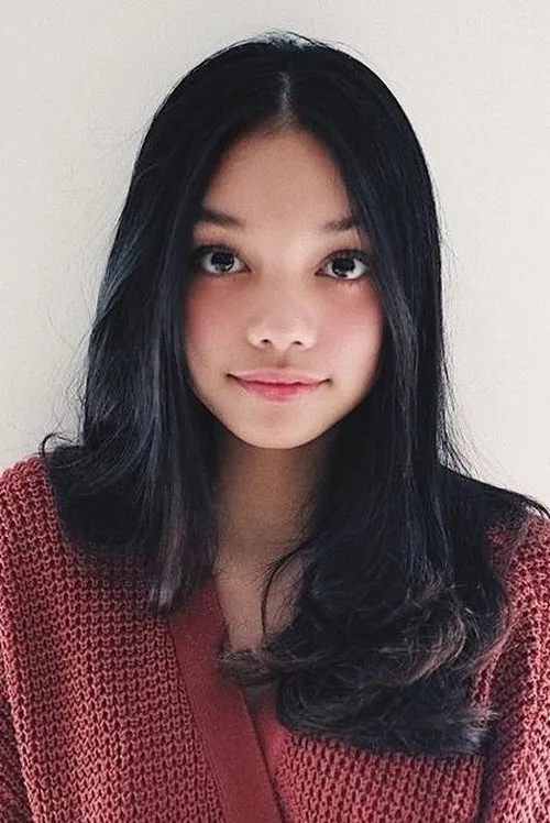 Adyla Rafa Naura Ayu interpretando a Rea / Fara