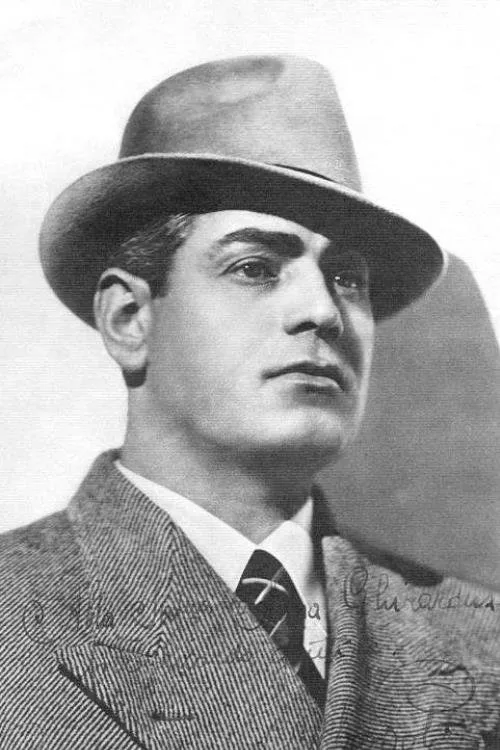 Afro Poli interpretando a Il barone Scarpia, capo della polizia