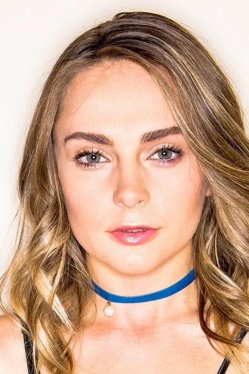 Aften Opal interpretando a (archive footage)