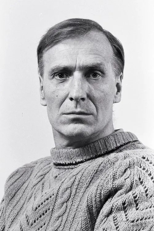 Ago Roo interpretando a Baron Rennenkampf