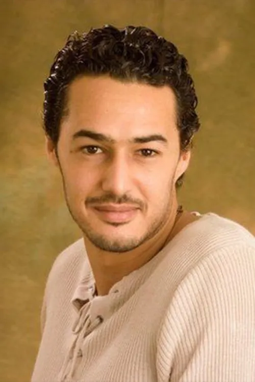 Ahmed Haroon interpretando a Hamdy